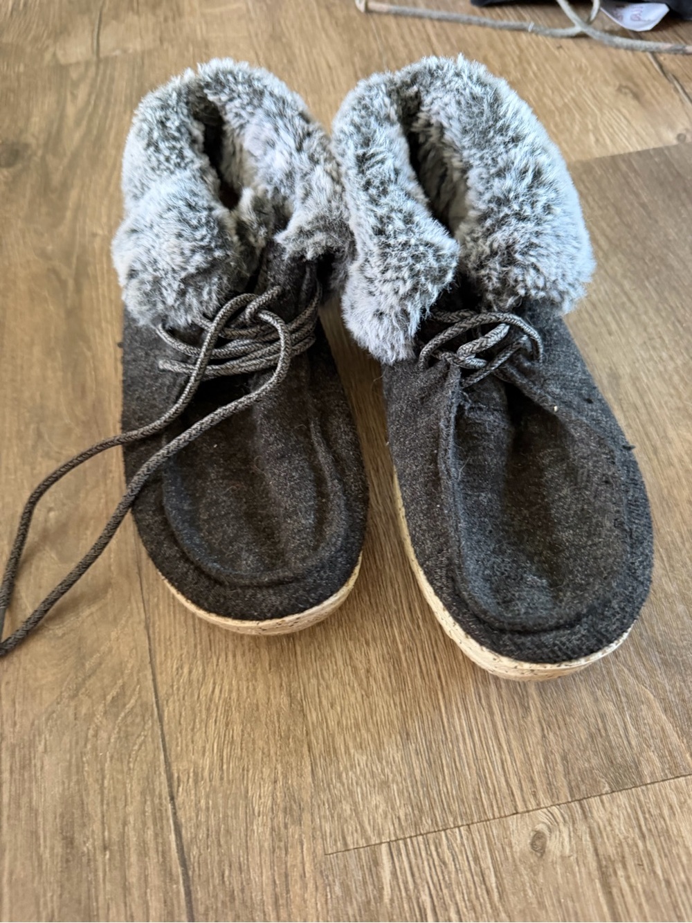 Hey Dude Women's Gray Faux-Fur Cuff Moccasin Slippers